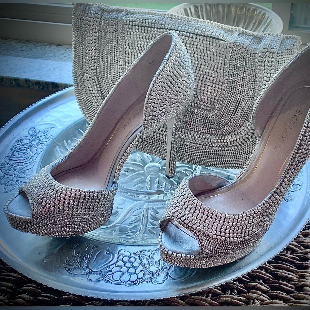 Gorgeous rhinestone pumps
fully encrusted with matching purse. - size 8 1/2 - Picture 2 of 16